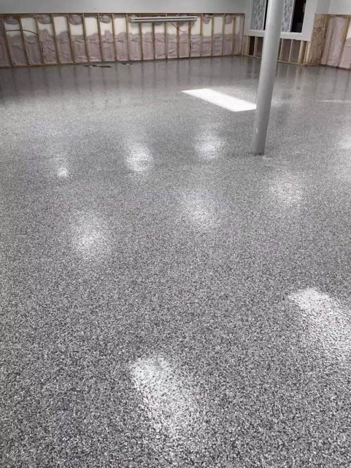 Application of epoxy for industrial flooring Drummondville